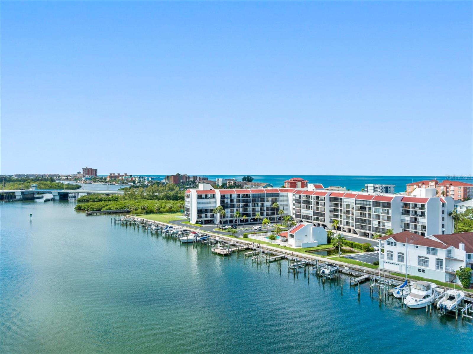 .. Vista Bay is a Tight Boating Community Located in a Wonderful Area with both Beach and Intracoastal Access.