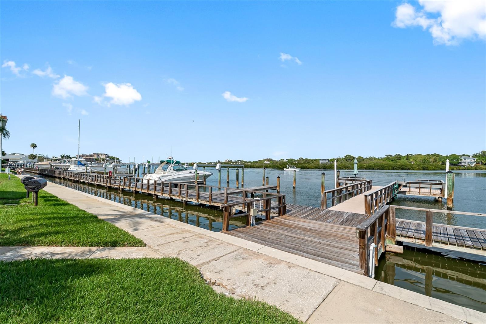 .. Day Dock /  Fishing Pier / Grilling Stations.
