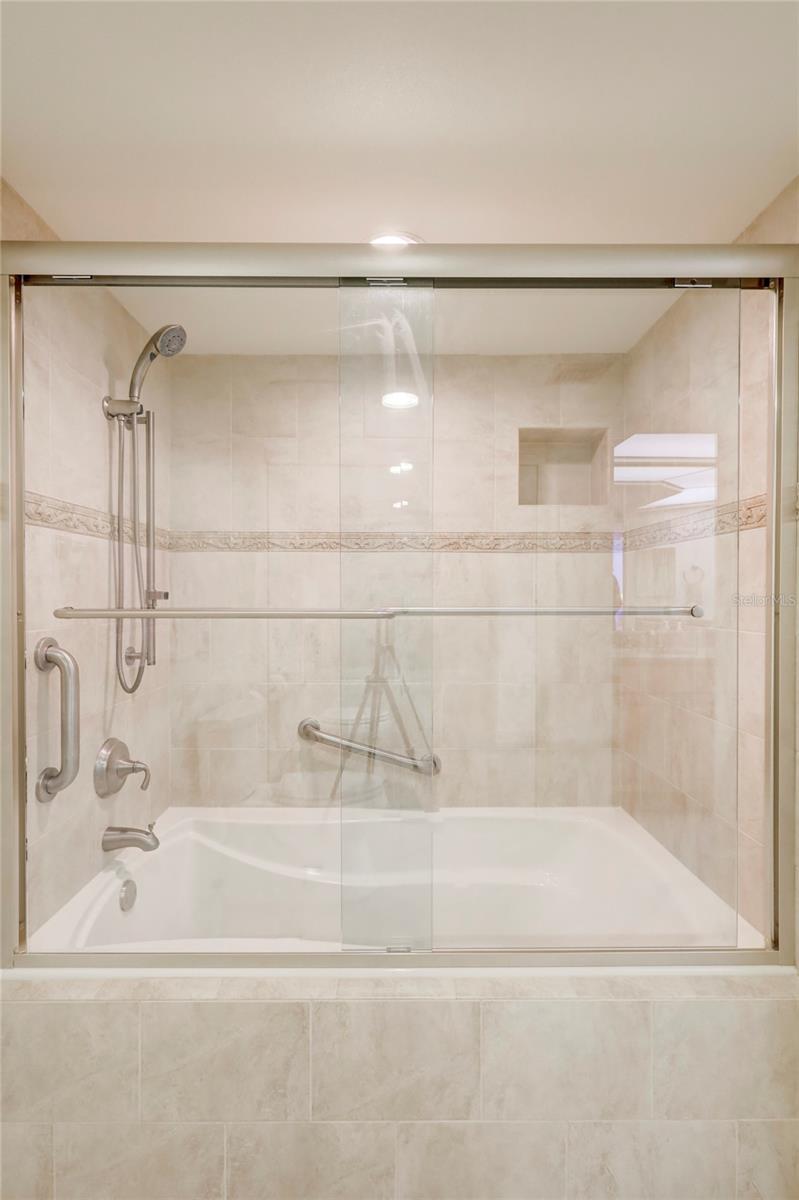Main bath tub/shower