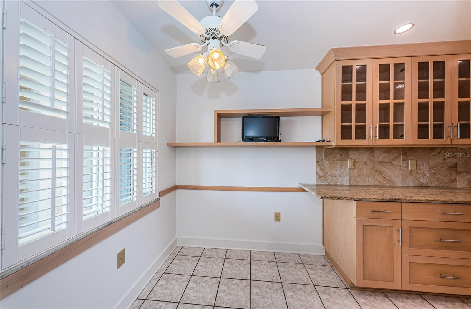 eating area in kitchen