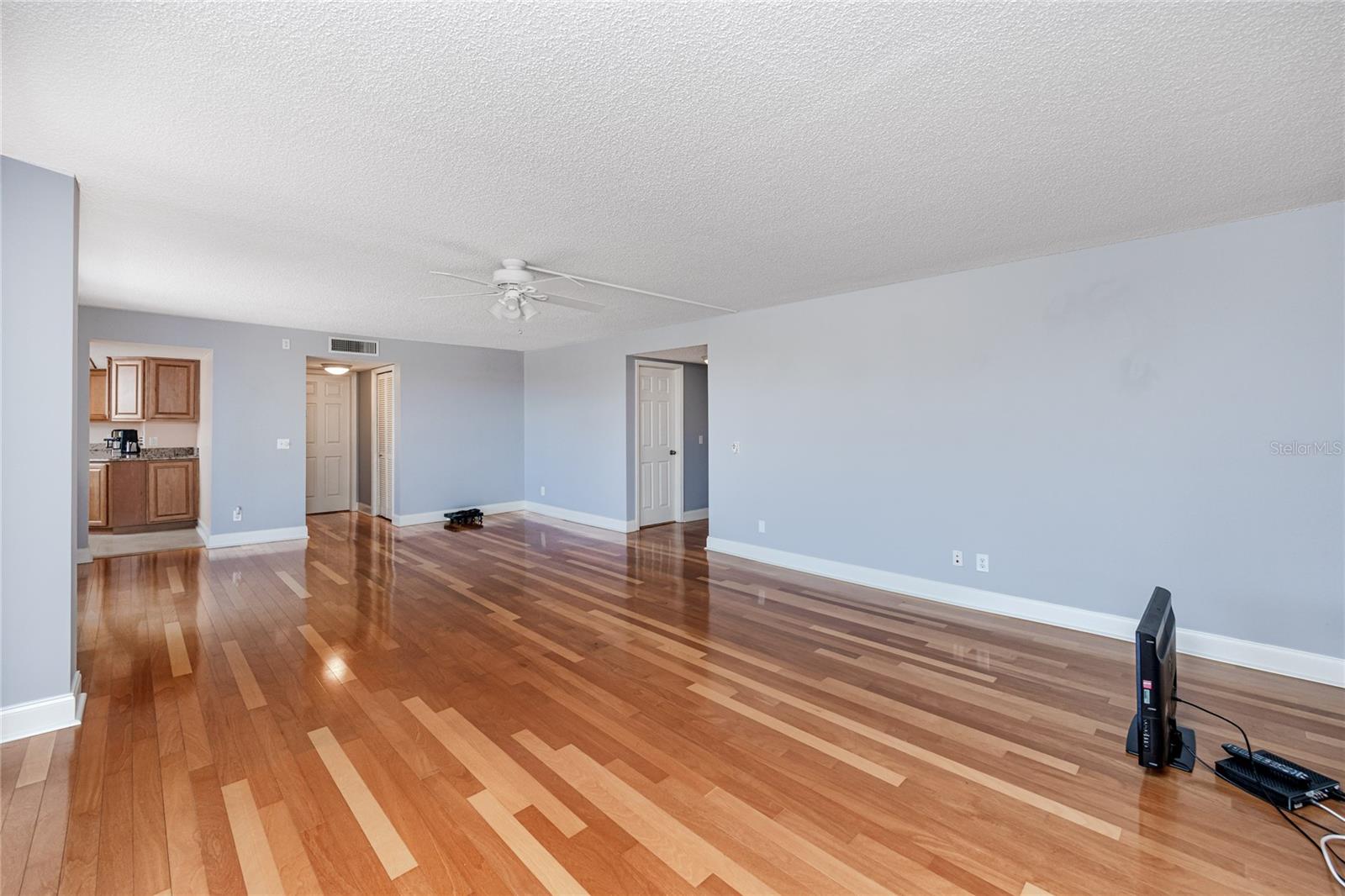 Welcome to this large 1 bedroom, 2 bath condo at Island Way!