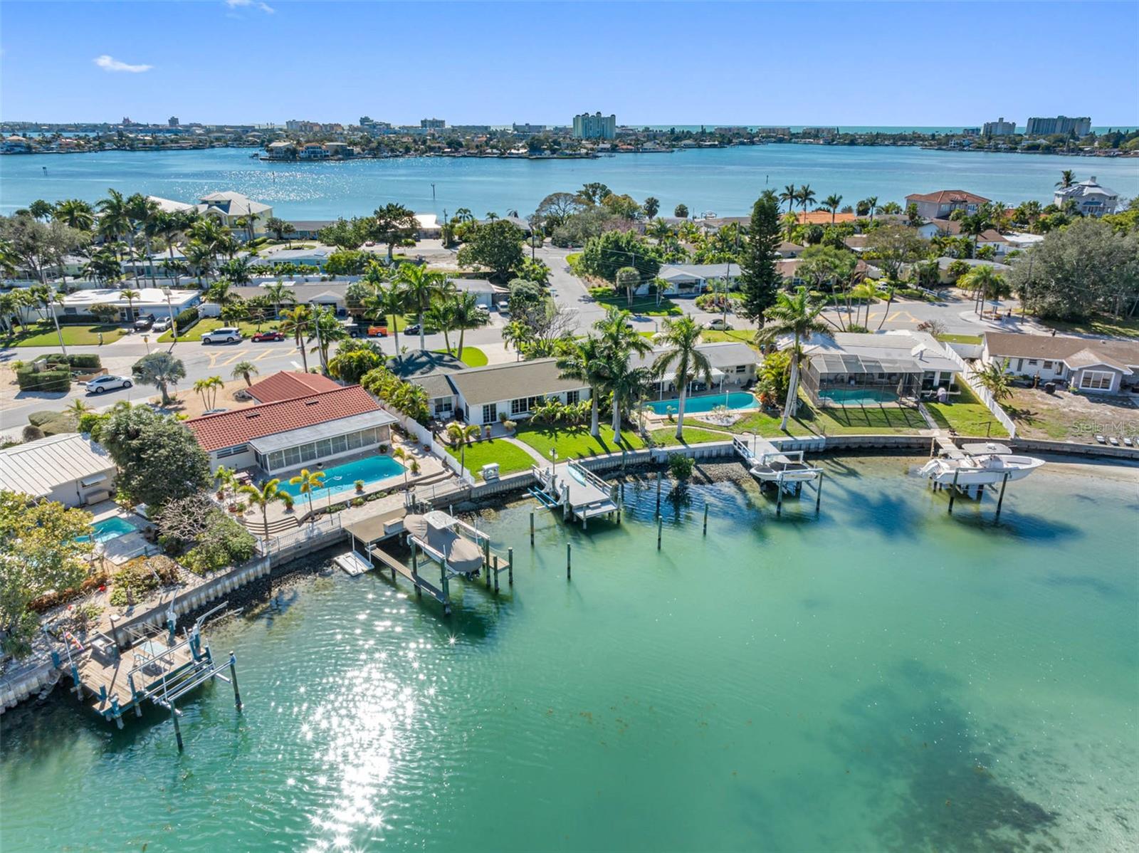 Situated on the protected Gulf's intracoastal waterway, this single-story residence is ideal for water enthusiasts.