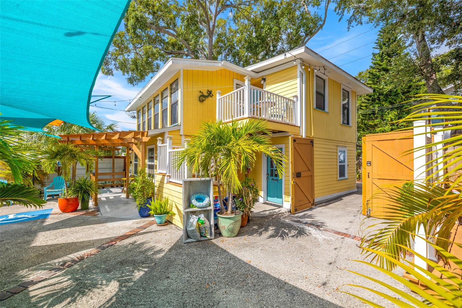 the 1/1 apartments with community Laundry underneath