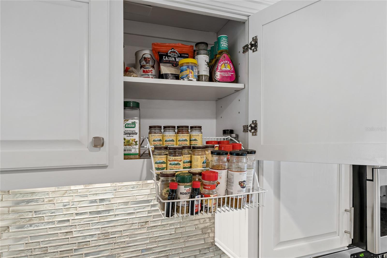 PULL OUT DRAWERS IN THE PANTRY!