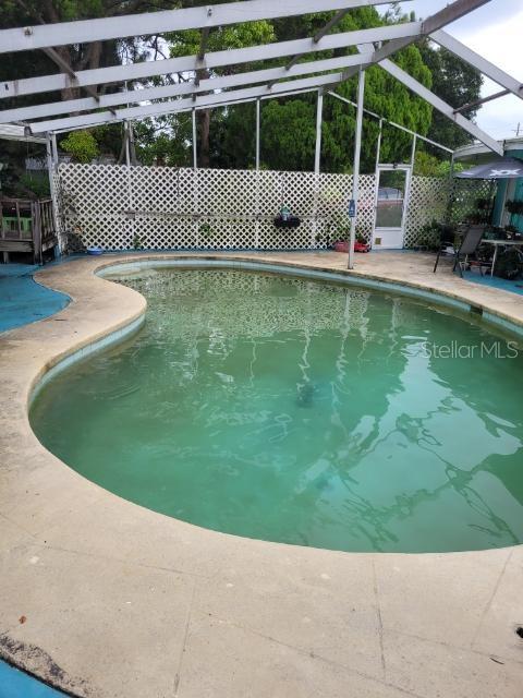 Built in pool and pump working.... could use some love!