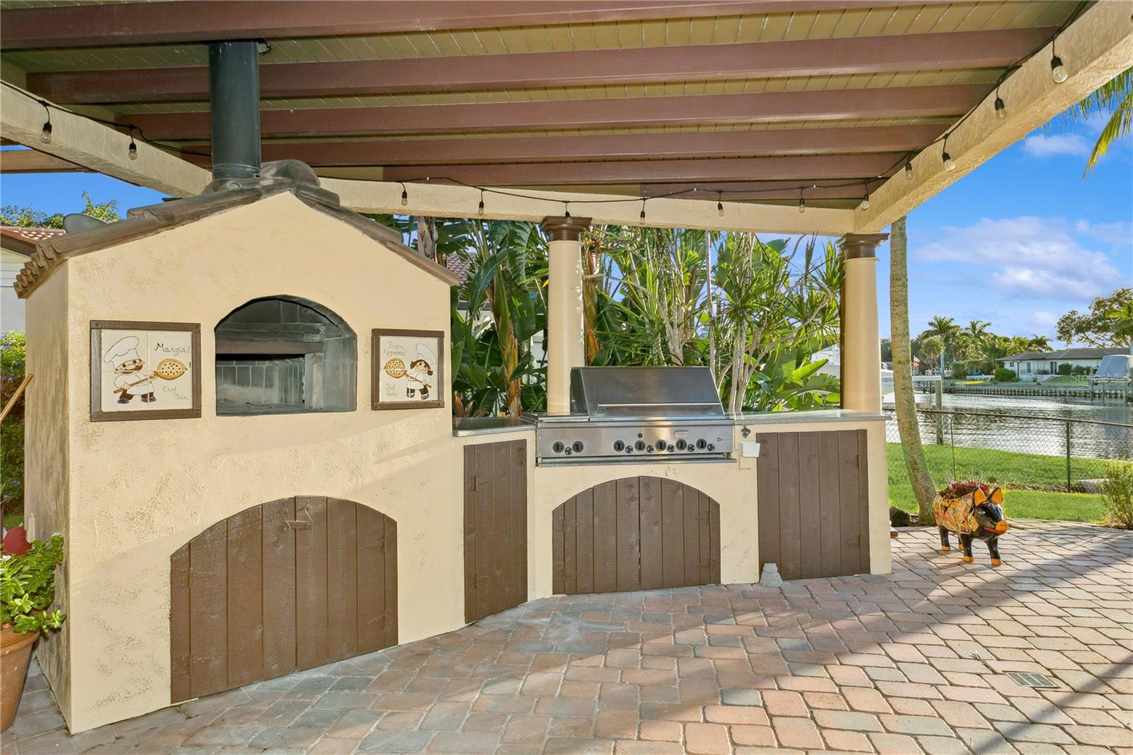 Working pizza oven and outdoor kitchen