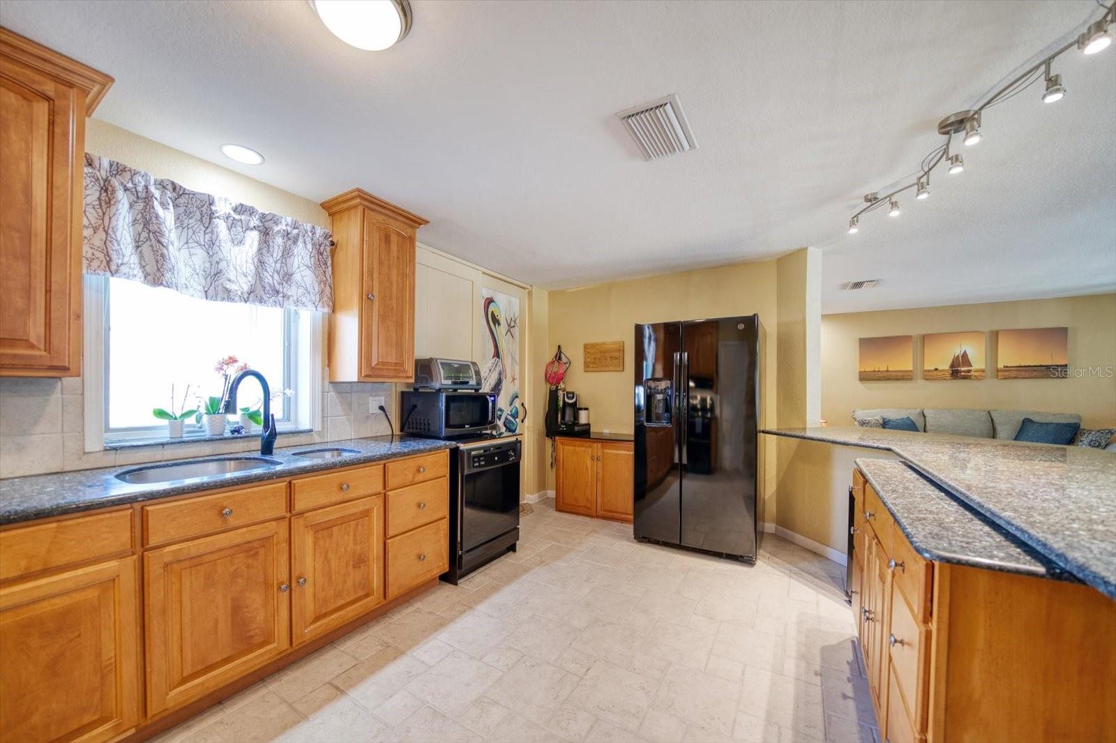 Fully equipped spacious kitchen-culinary experiences to enjoy!