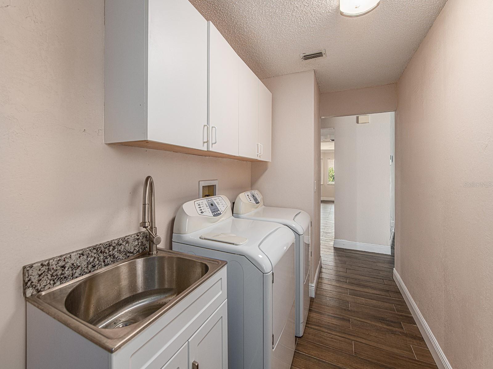 Laundry room with Utility tub
