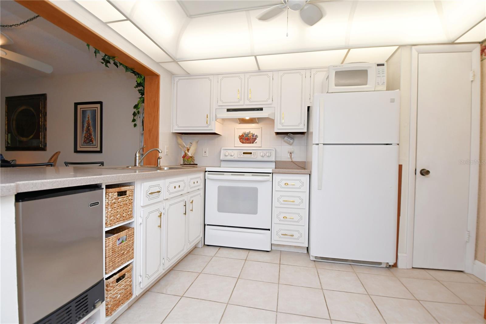 It also features a new extra large stainless steel ice maker, and ample cabinets featuring unique utensil hardware.