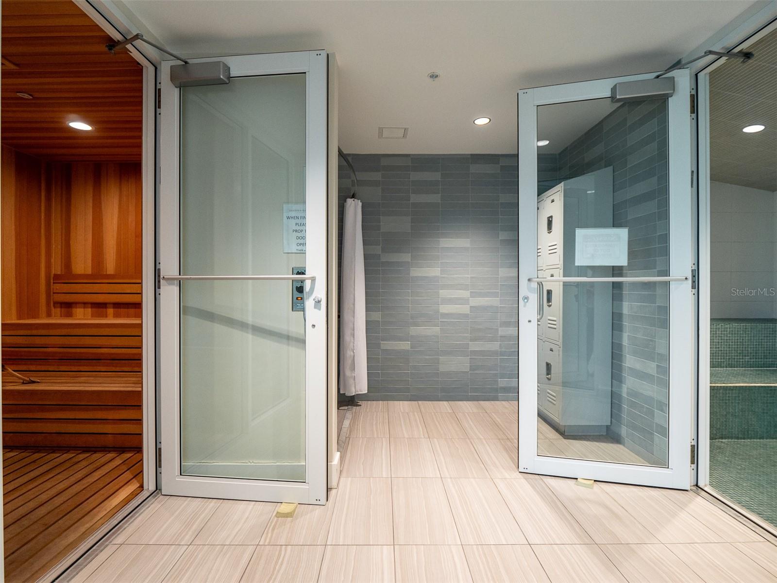 Lockers with shower, sauna and steam room for complete relaxation