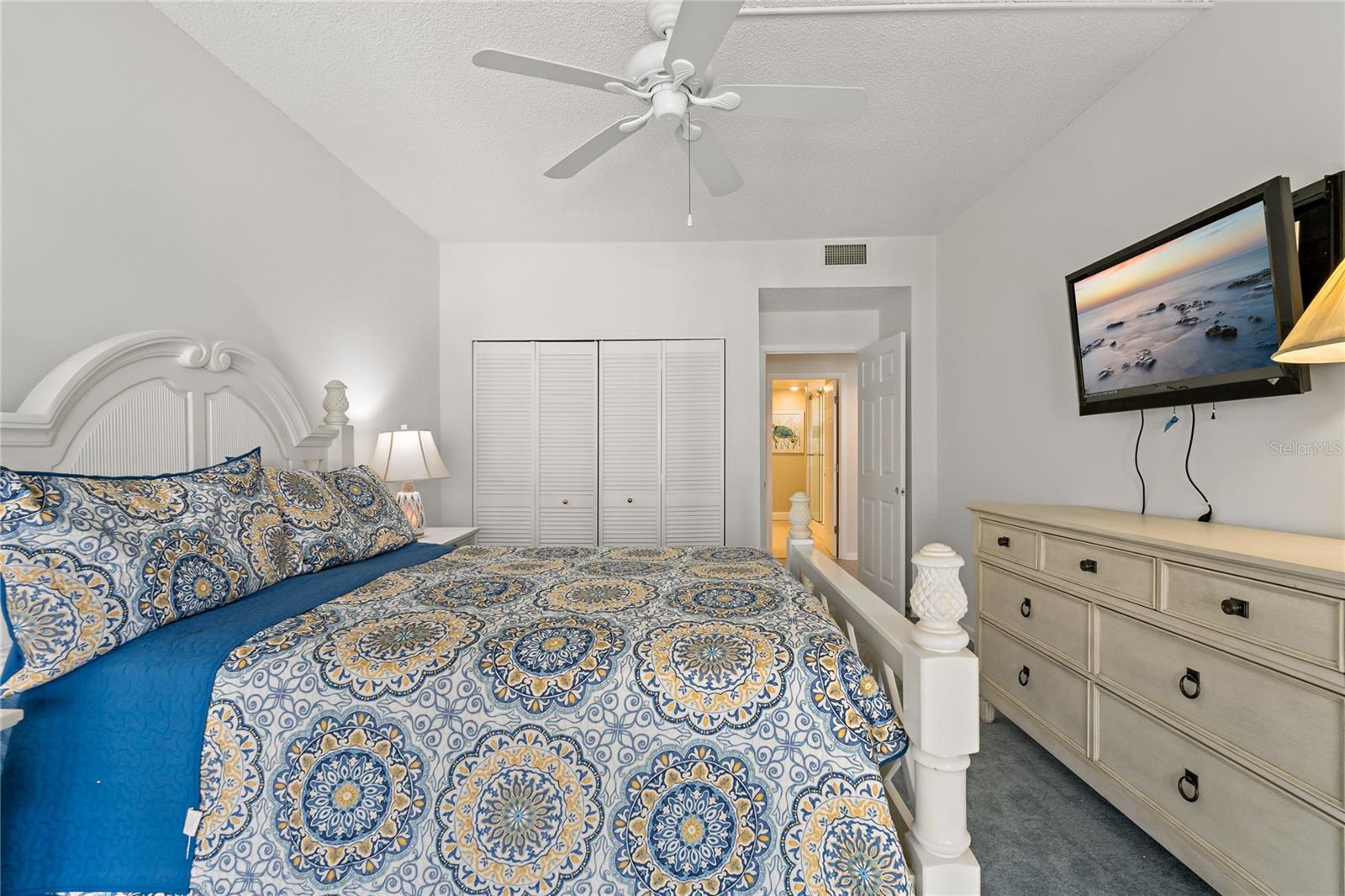 Beautiful 2nd bedroom with Queen size bed
