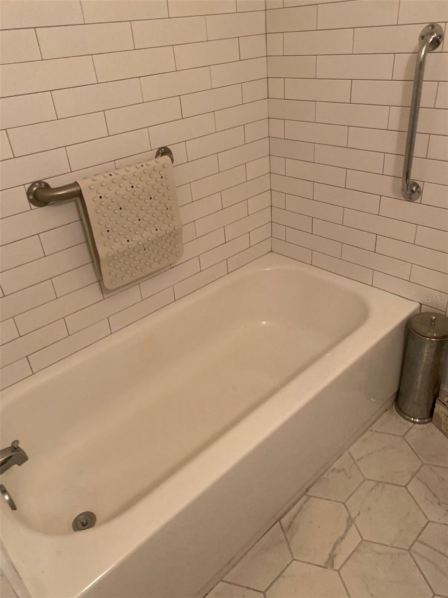Bathroom 1 Tub/Shower COMBO