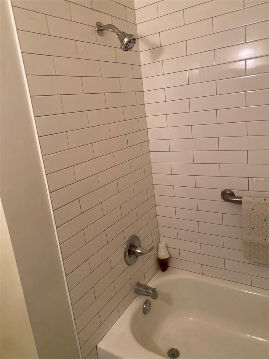 Bathroom 1 Tub/Shower Combo
