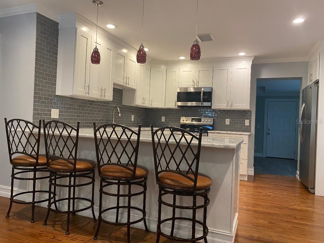 Eat-In Kitchen Counter with Chairs