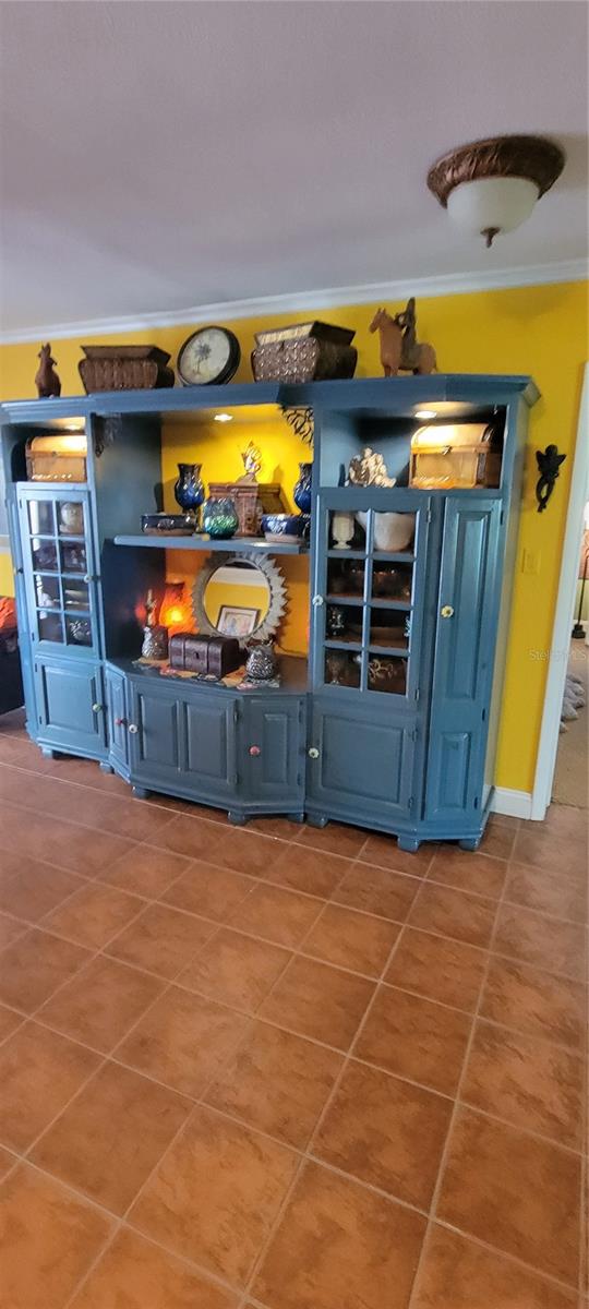 This matching hutch will be conveyed to buyer