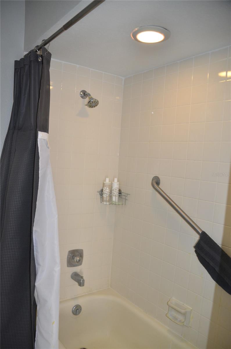 Primary bedroom en-suite tub/shower combo