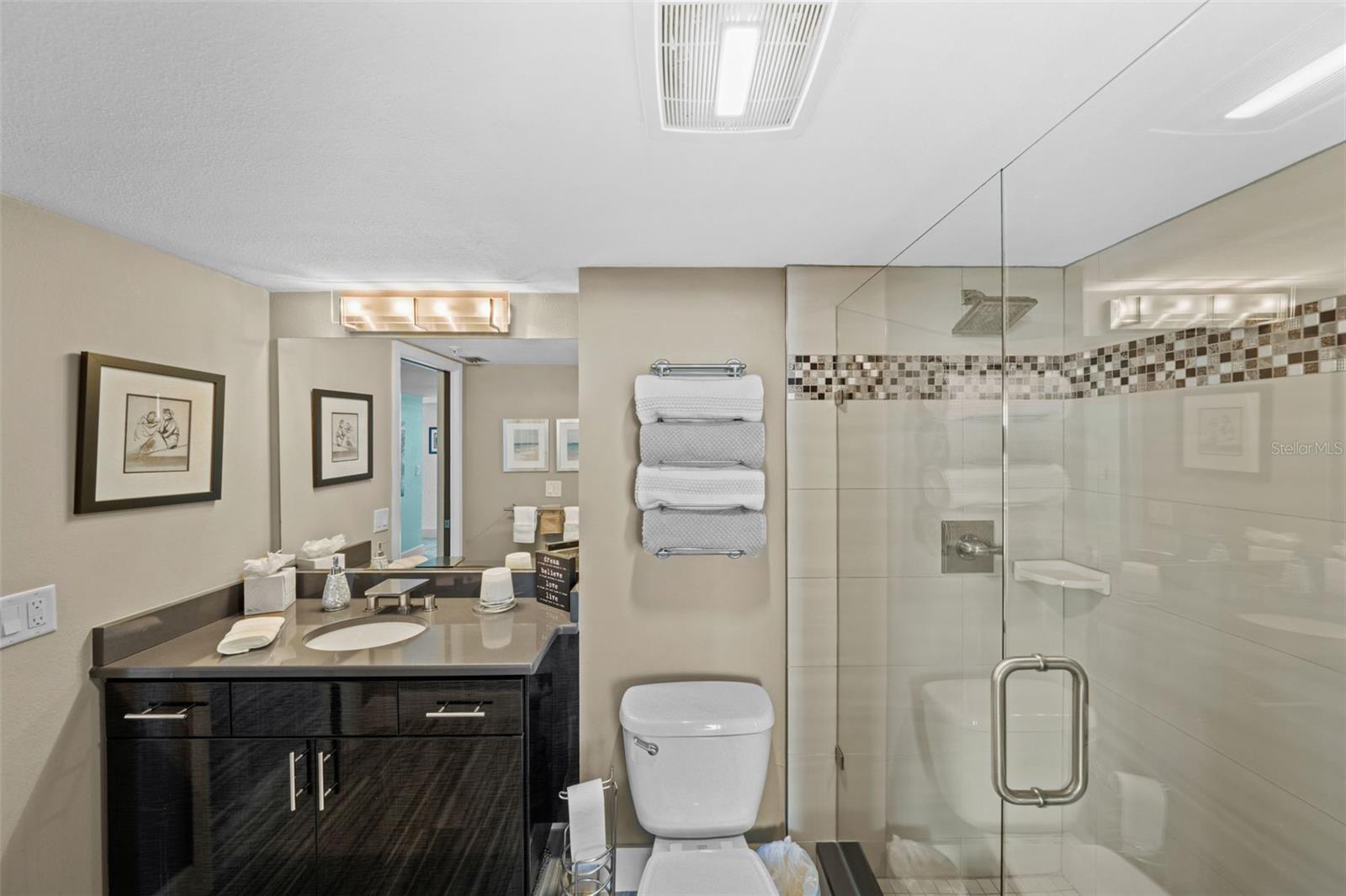 Fully renovated 2nd bathroom with double access, from the guest bedroom and from the hallway.