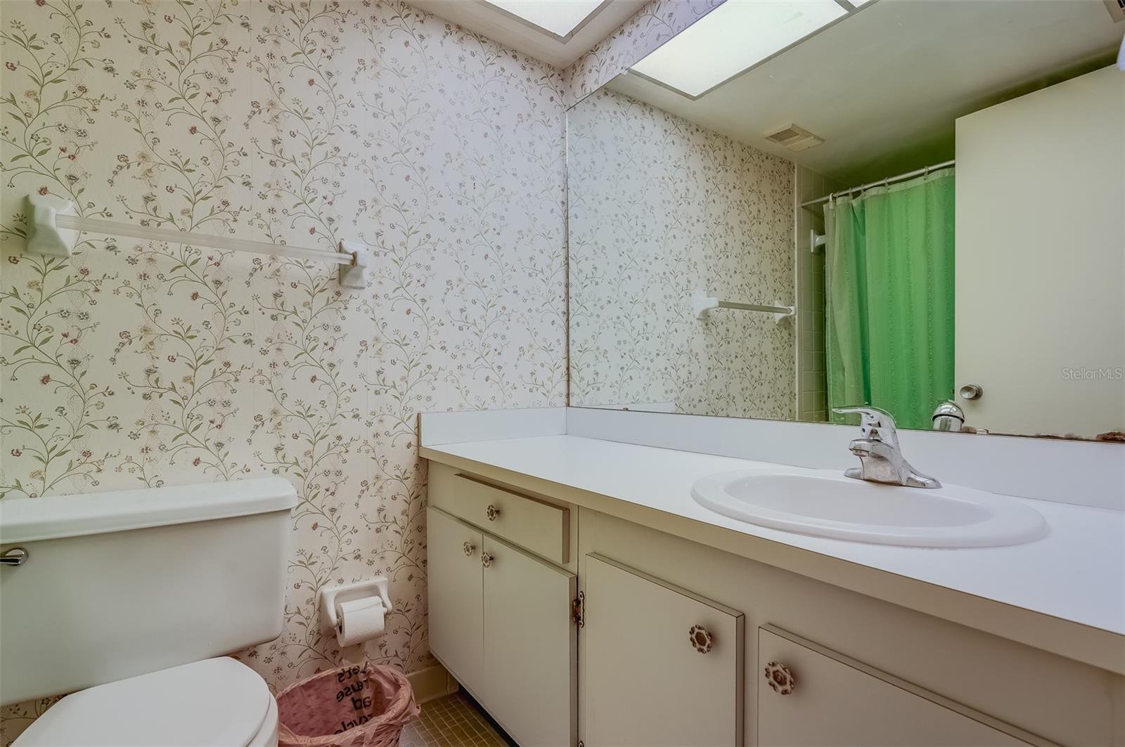 Master bath w/ bathtub