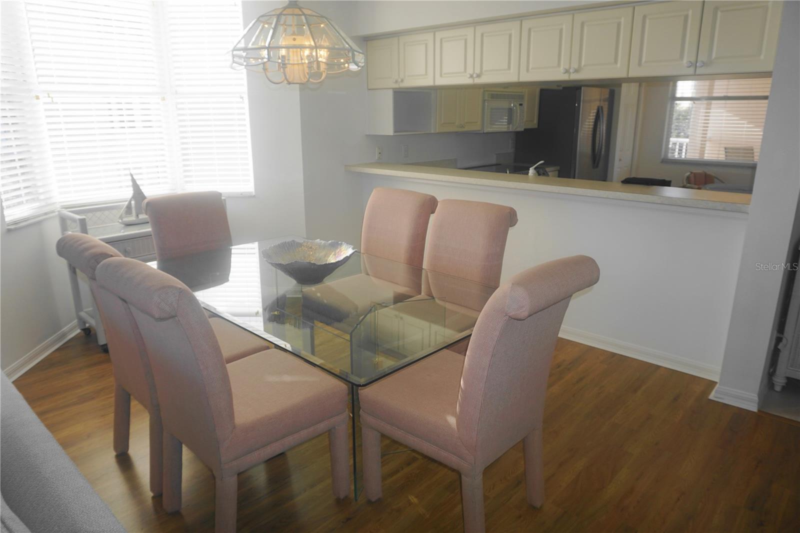 The dining area and bay window include a breakfast bar with accessible cabinets.