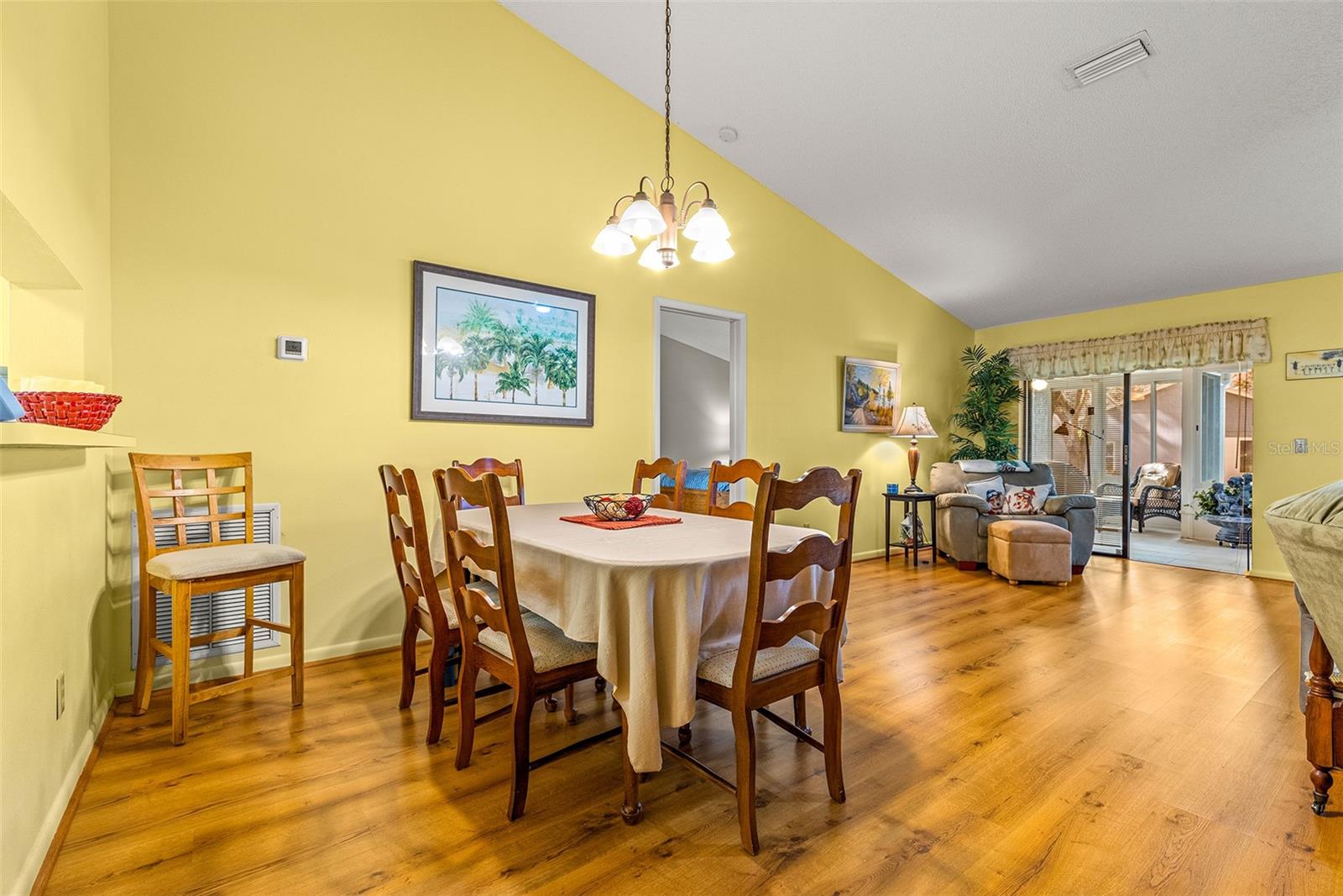 Large dining area which is perfect for those large family gatherings!