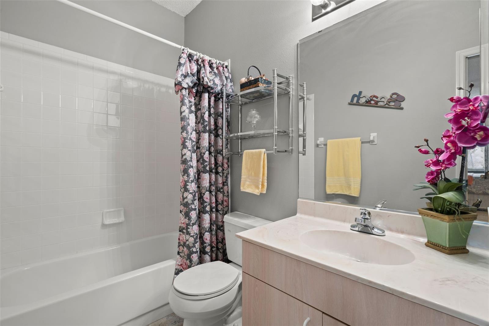 Second Primary En Suite Showing Tub/Shower Combo