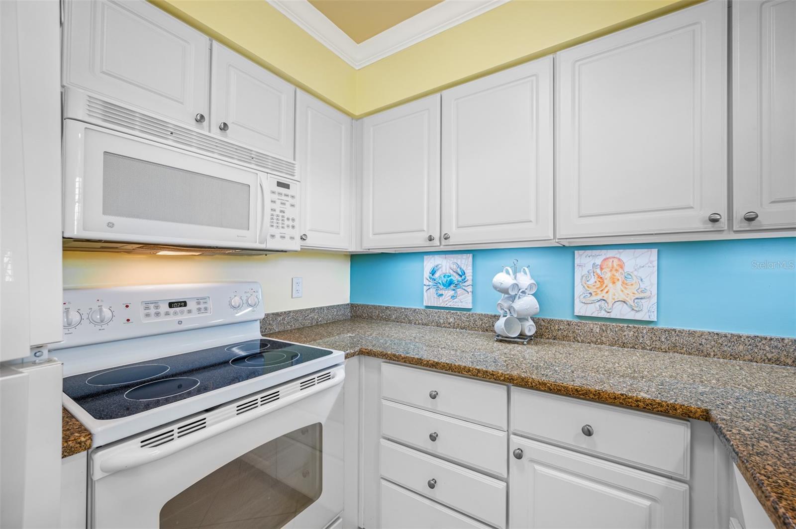 Fully Equipped Kitchen with Full Size Appliances