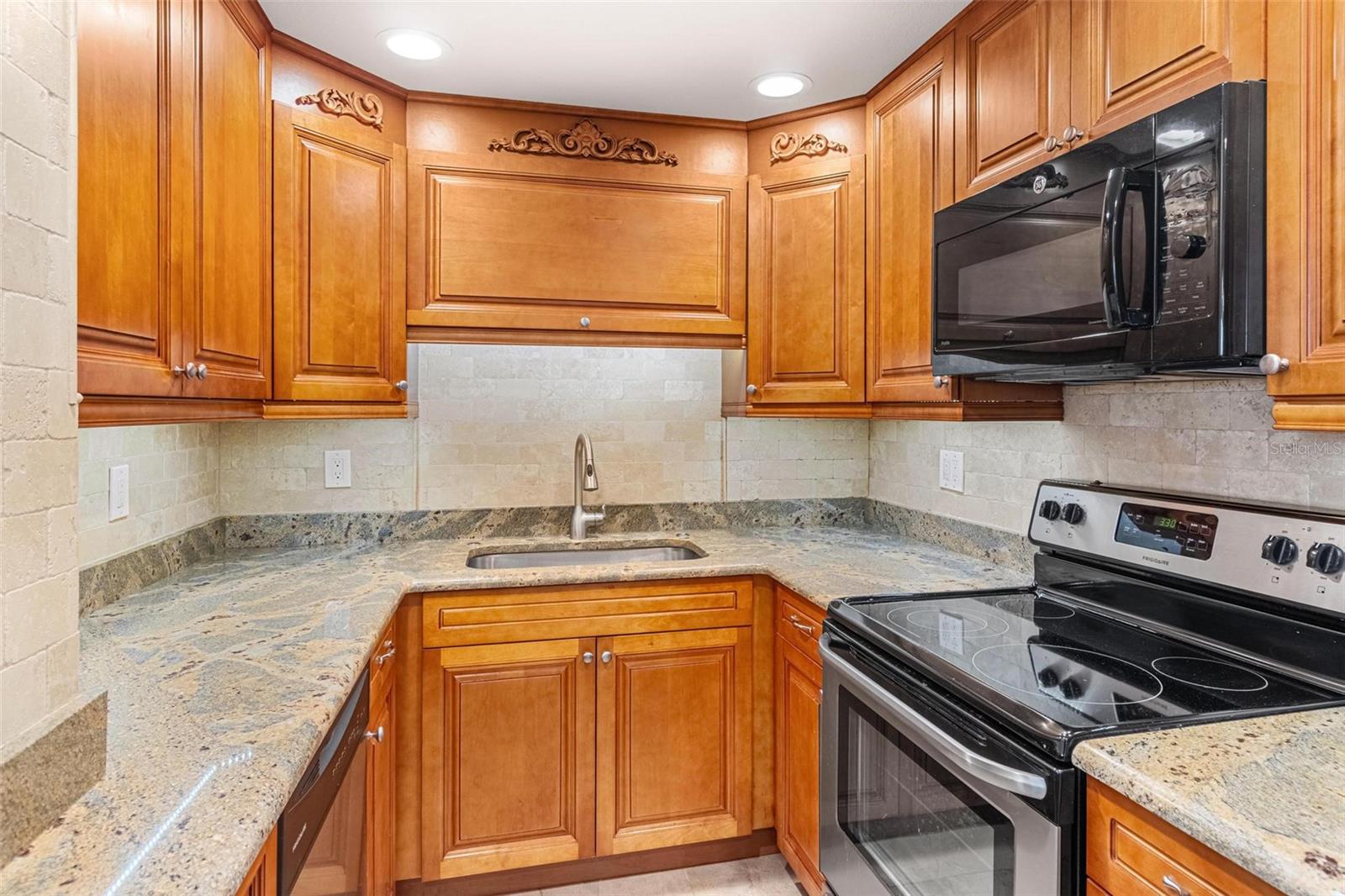 Gorgeous kitchen with wood cabinets, stainless appliances and granite counters.