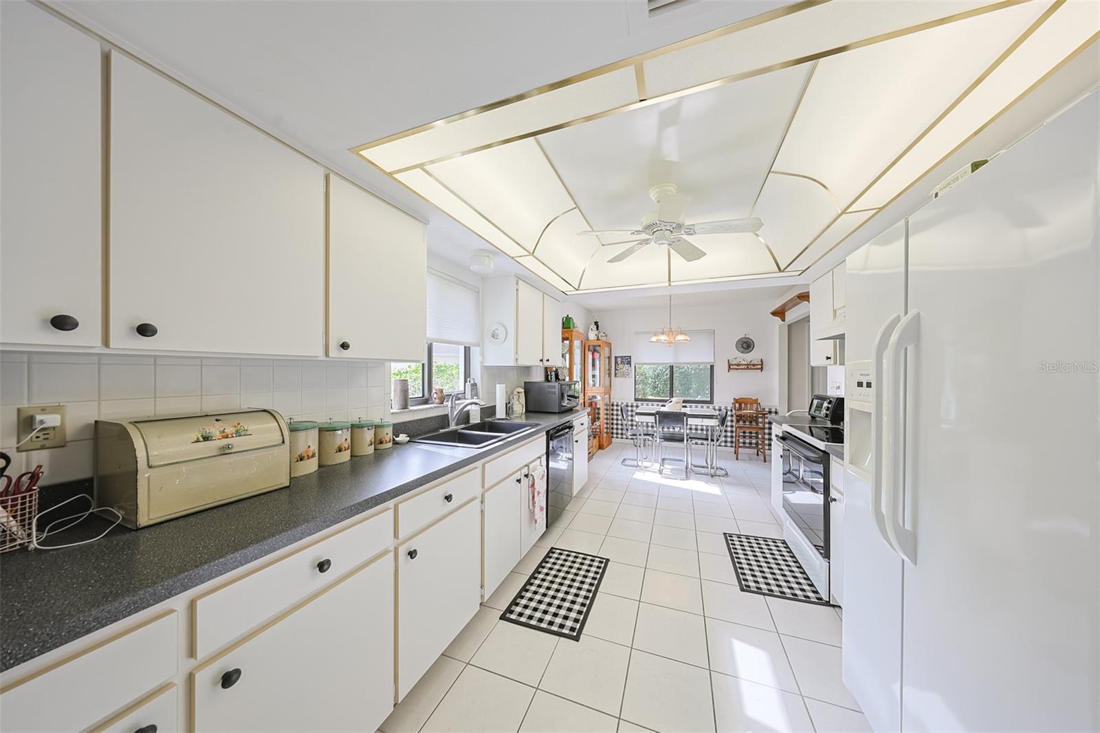 LIGHT & BRIGHT KITCHEN WITH STAINLESS APPLIANCES
