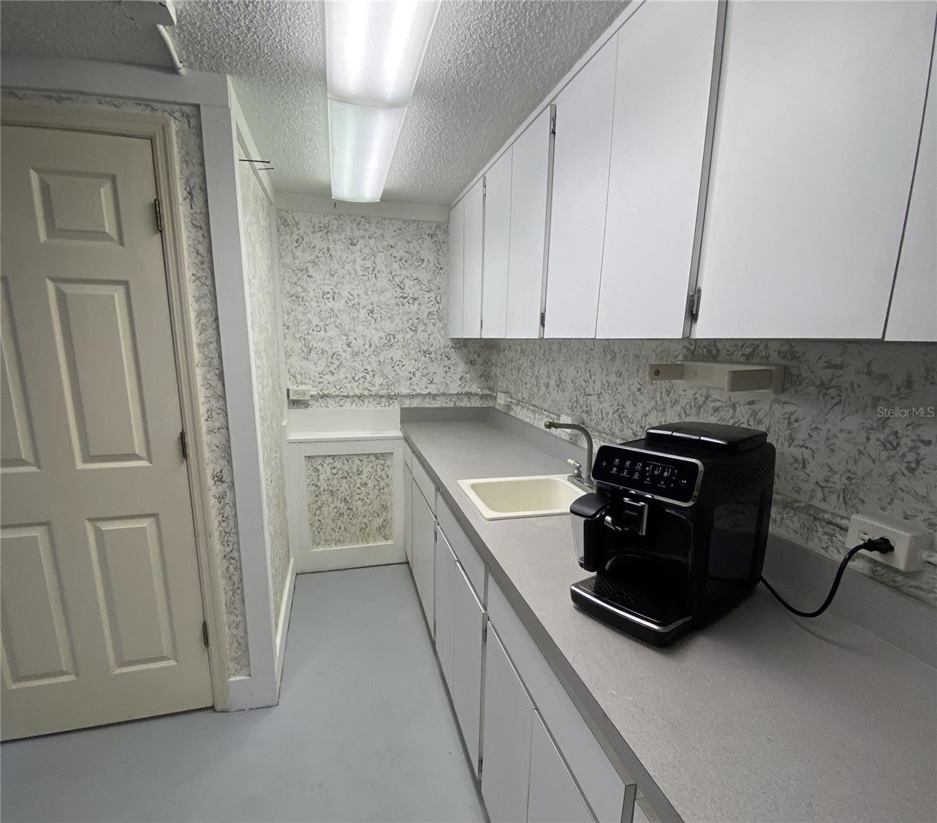 Garage Bonus Room Kitchen/Half Bath