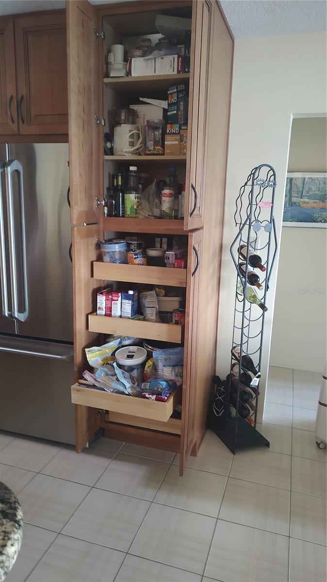 Standing pantry with pull-out drawers