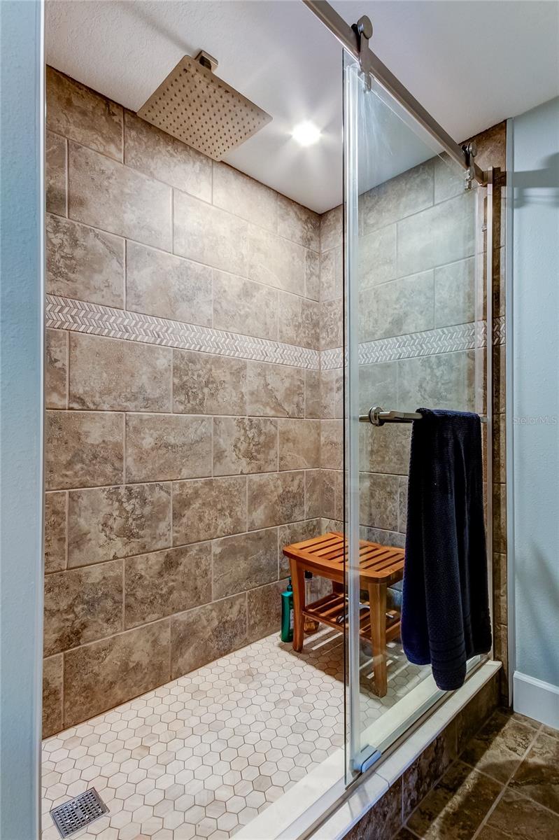 secondary hall bathroom with tub and shower combo
