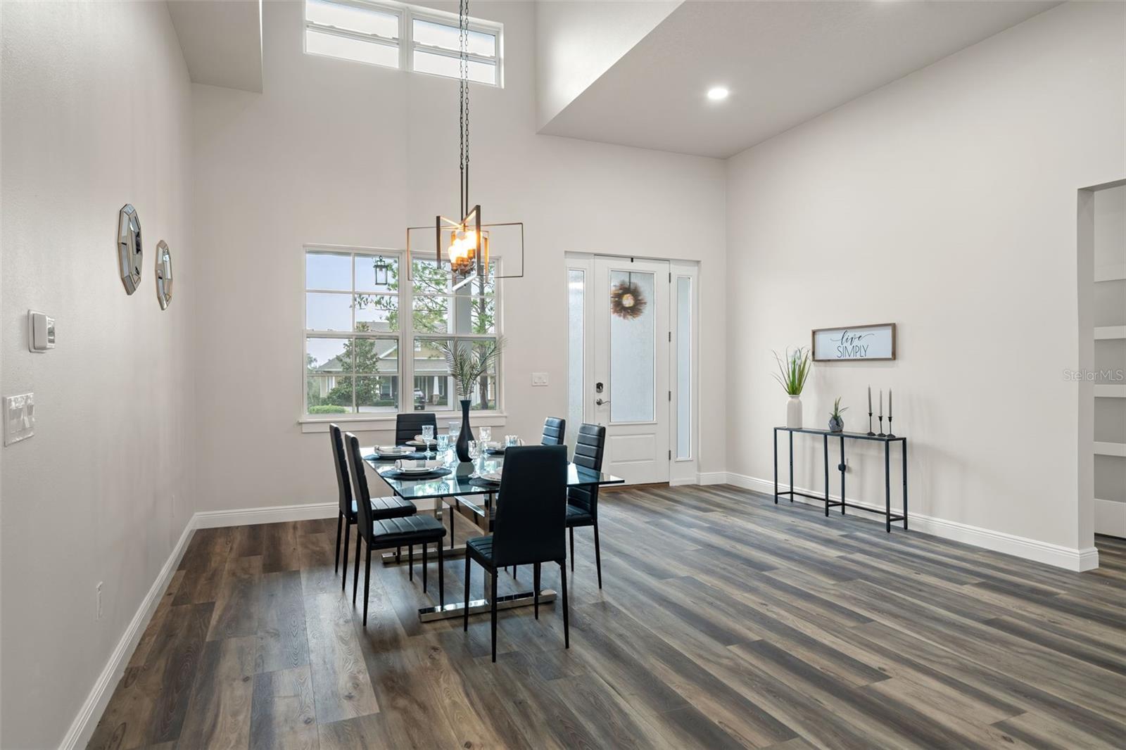 High Ceilings with natural light in the dining area!