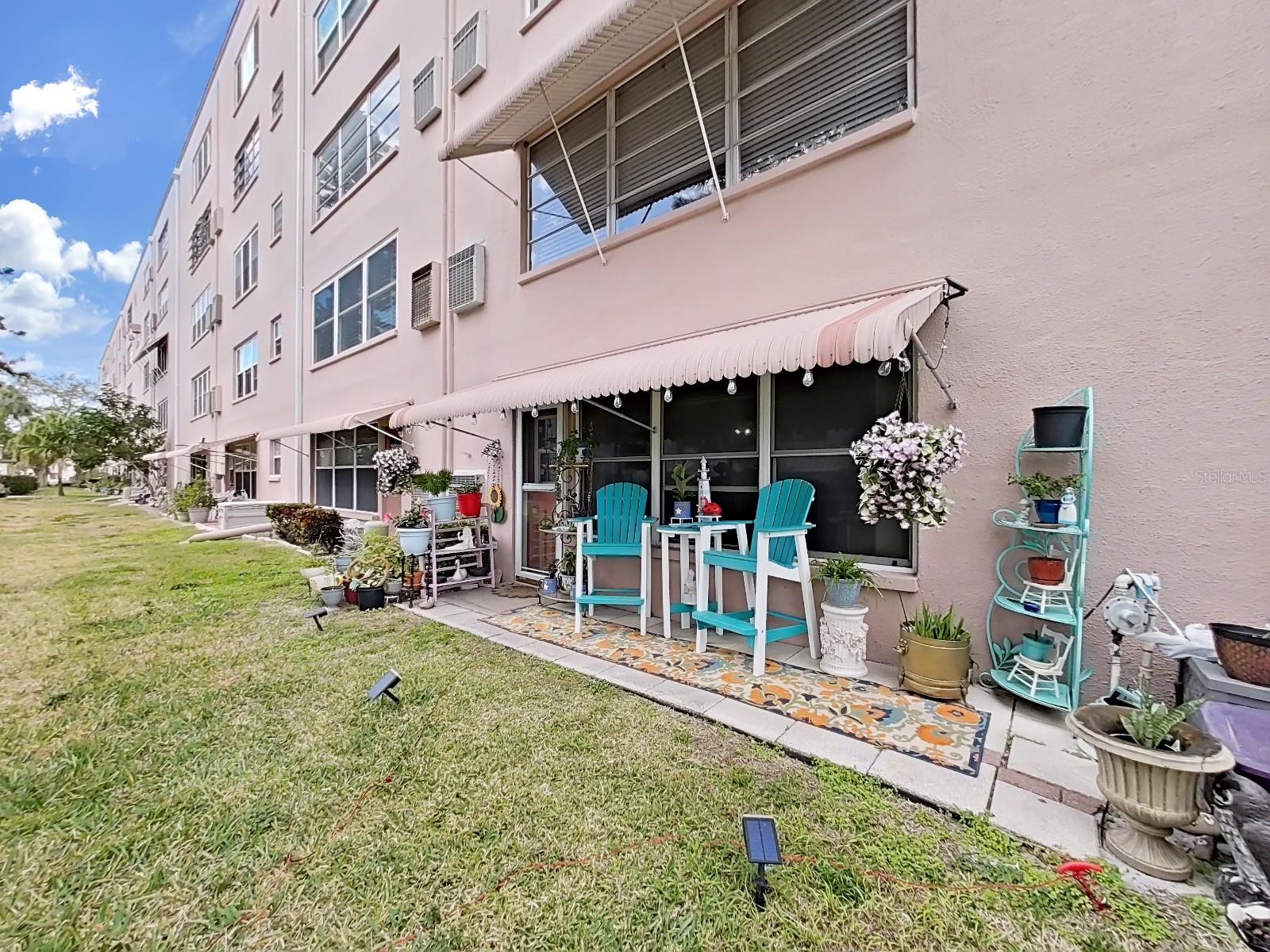 Open to the courtyard! Pet friendly to take walks and have a little outdoor time!