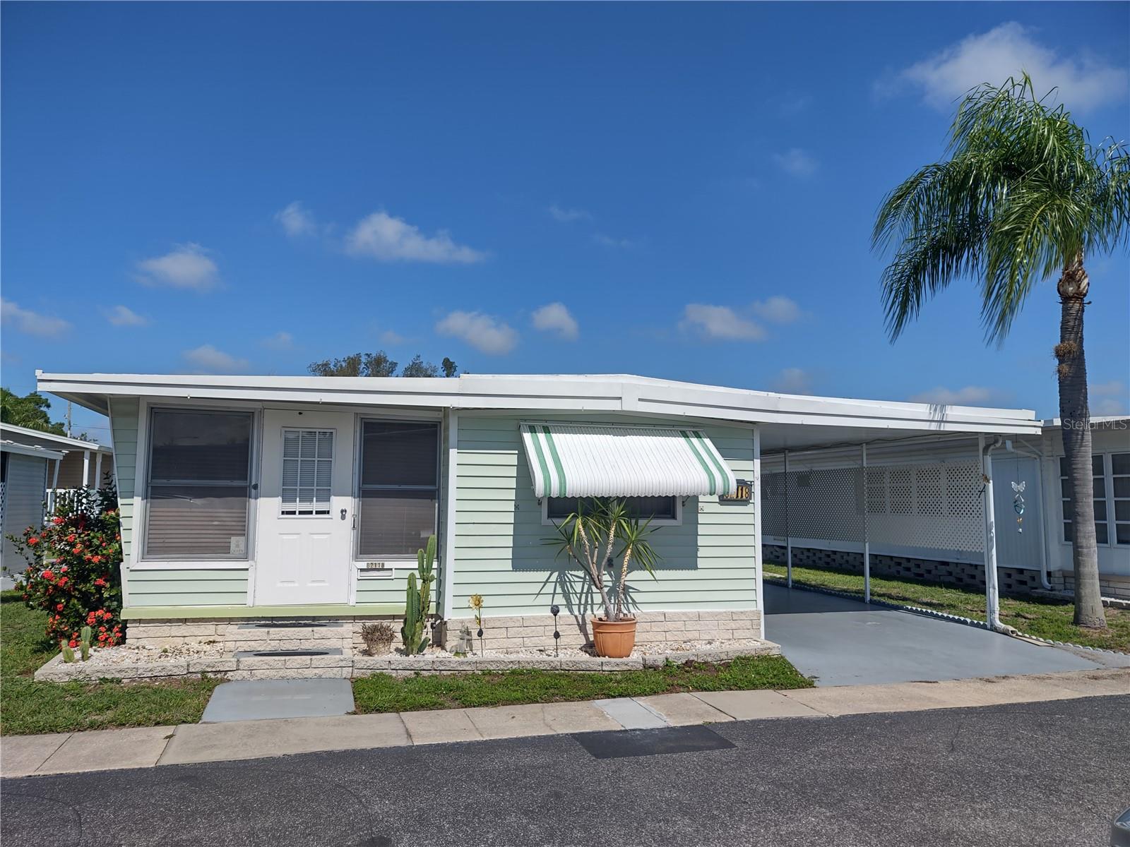 Great budget friendly home located in Tampa Bay's +55 resident owned cooperative, Golden Gate Mobile Home Park.