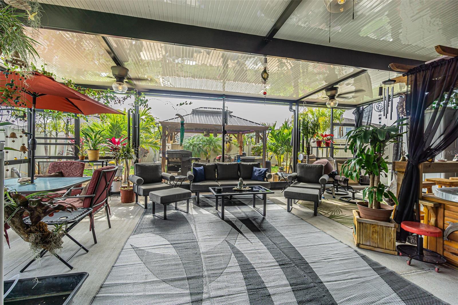 Huge lanai with tropical landscaping feels like the coziest vacation spot!
