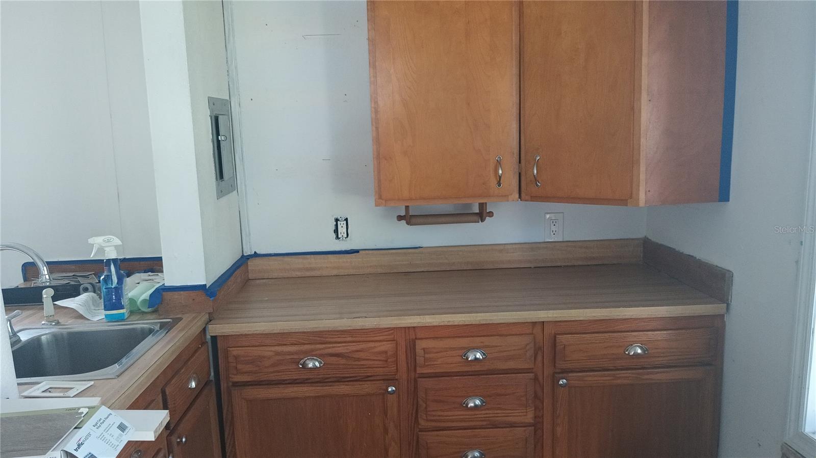 Kitchenette Queener.  Has sink and refrigerator