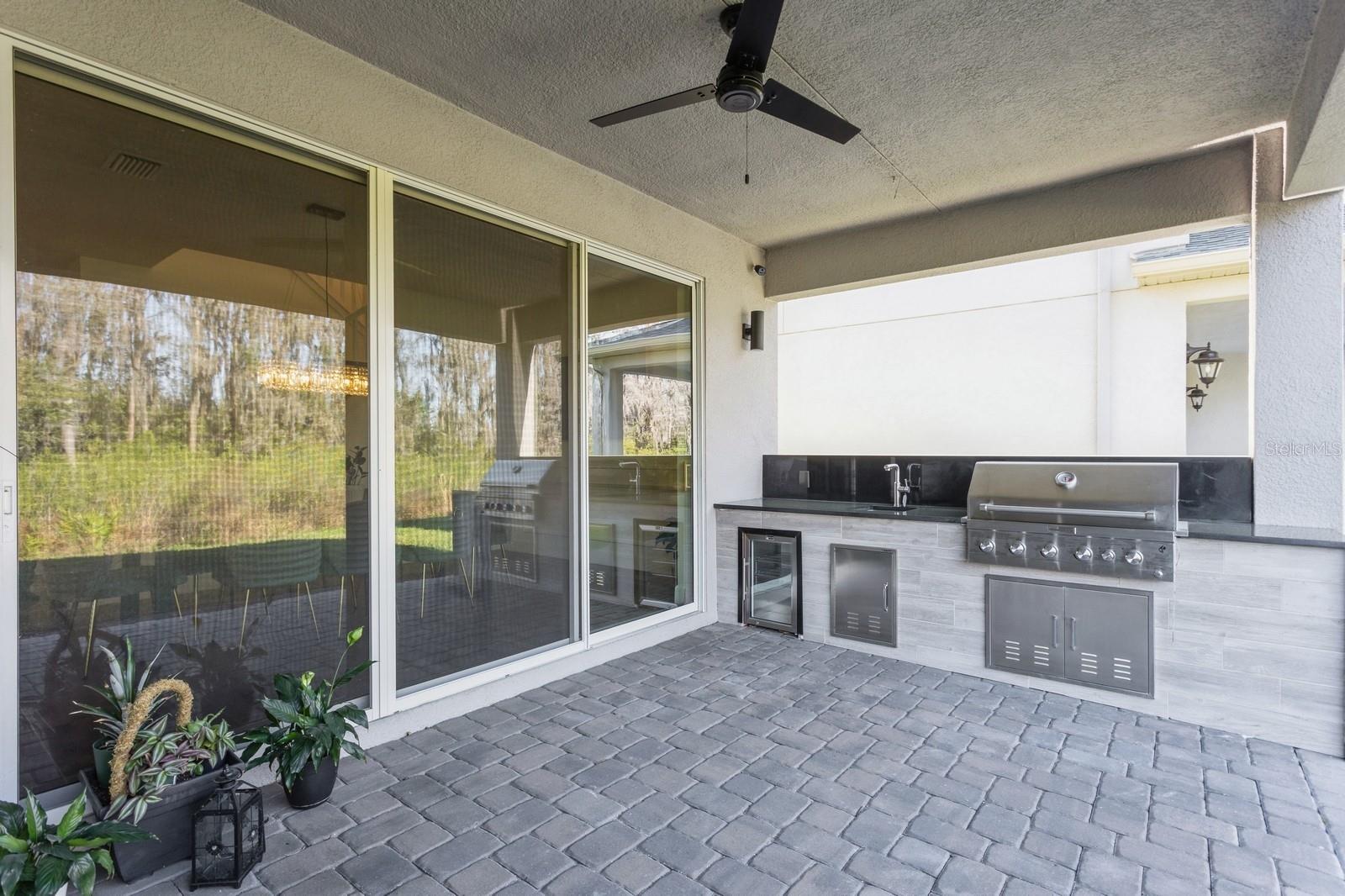 Built-in kitchen with pavers