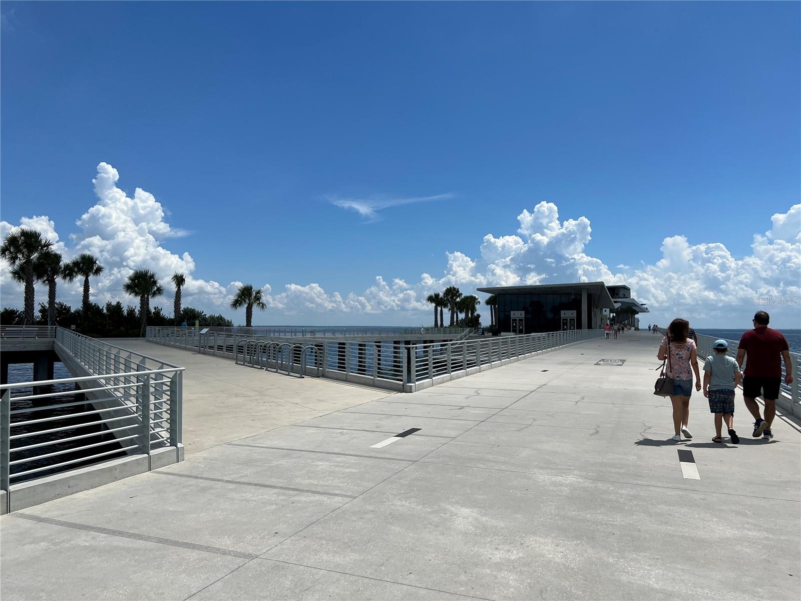 The new St Pete Pier has dining and entertainment!