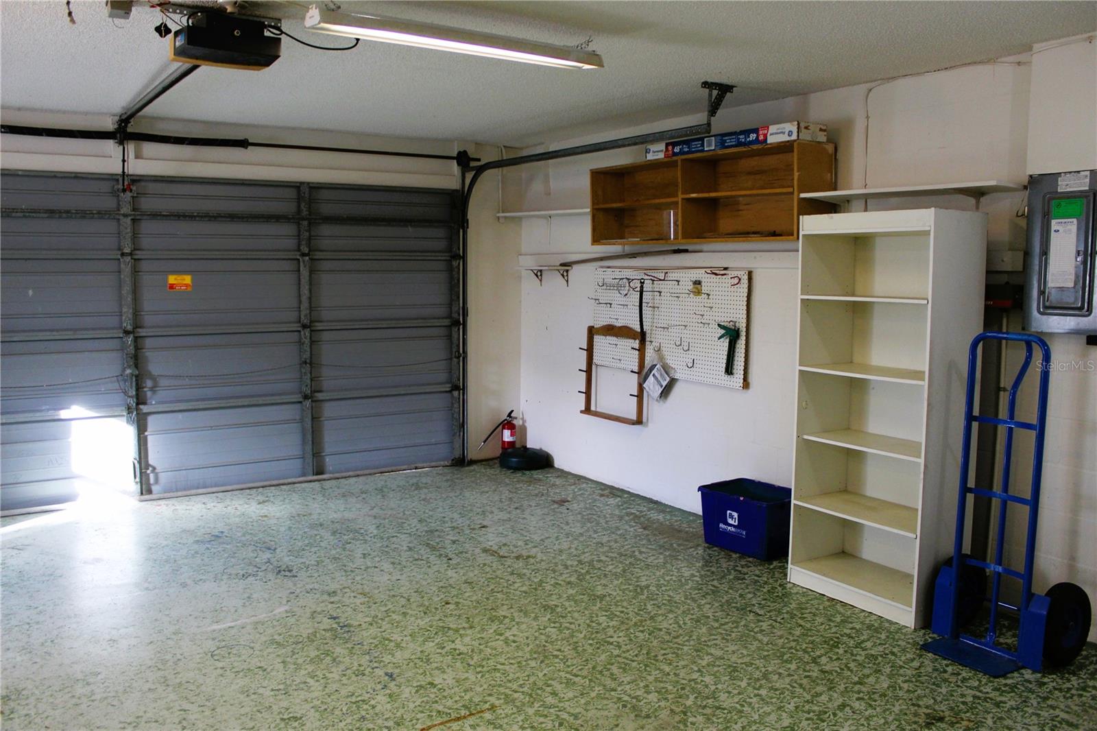 Garage w/storage space
