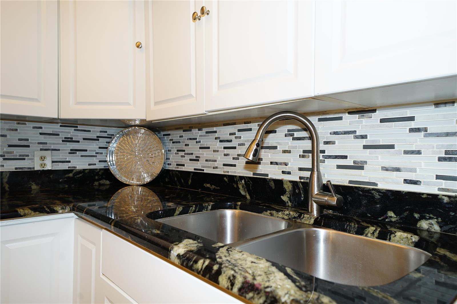 KITCHEN FACET AND DOUBLE SINK
