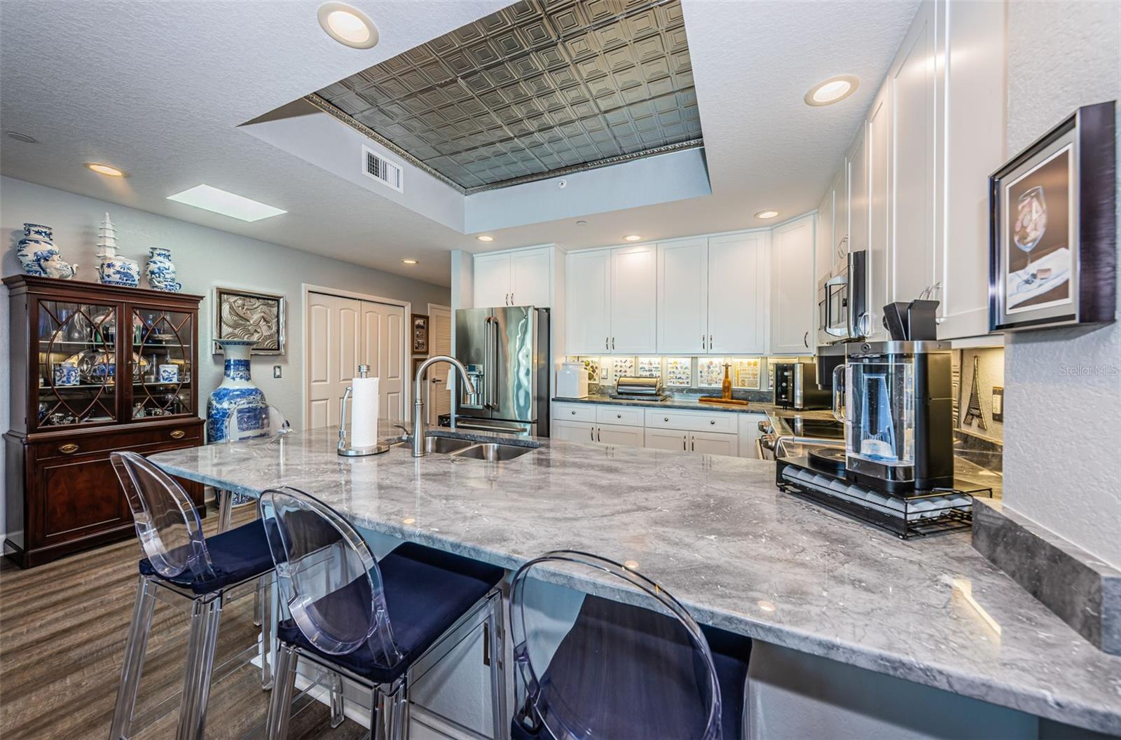 Casual Dining or Entertaining at the Breakfast Bar!