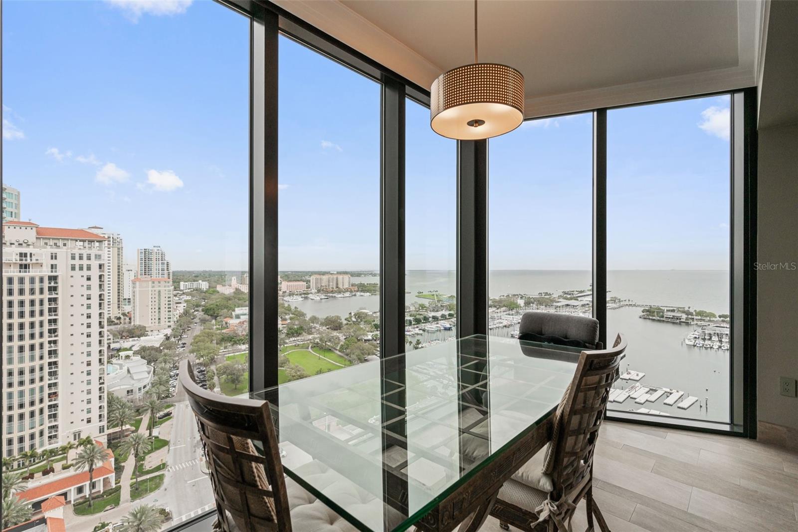 Living room views, city views to Vinoy with marina, Pier, Tampa Bay parks and more !