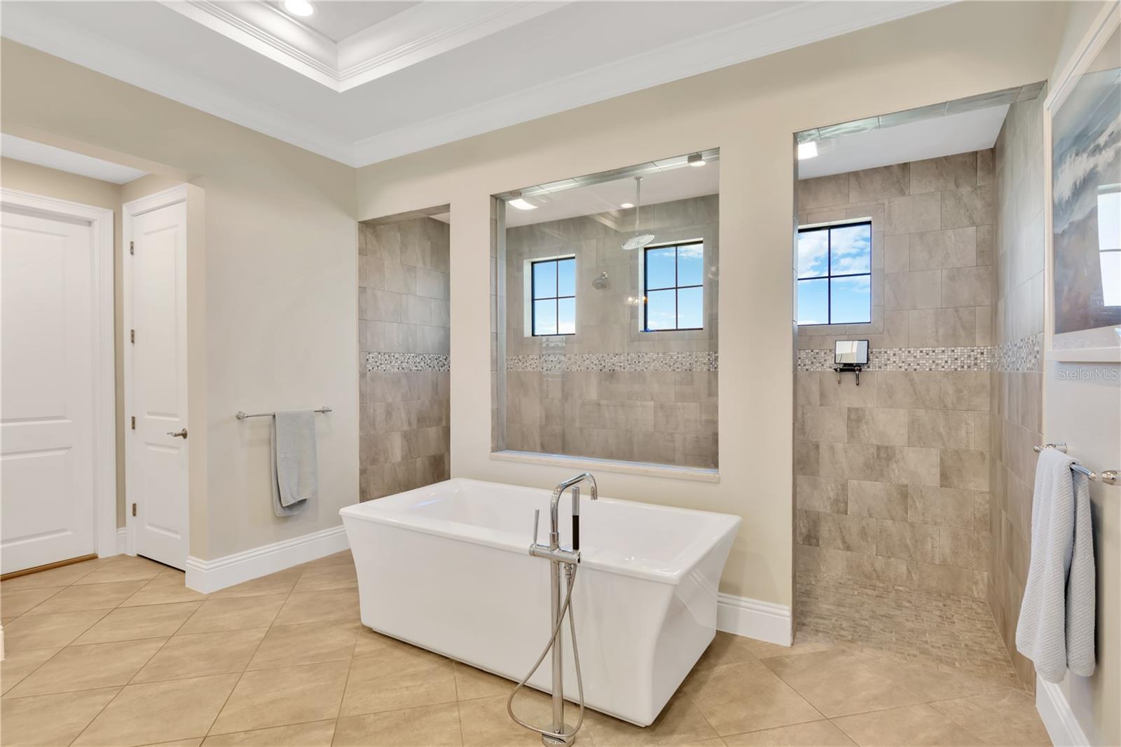 Soaking Tub and Double-sided Walkin Shower