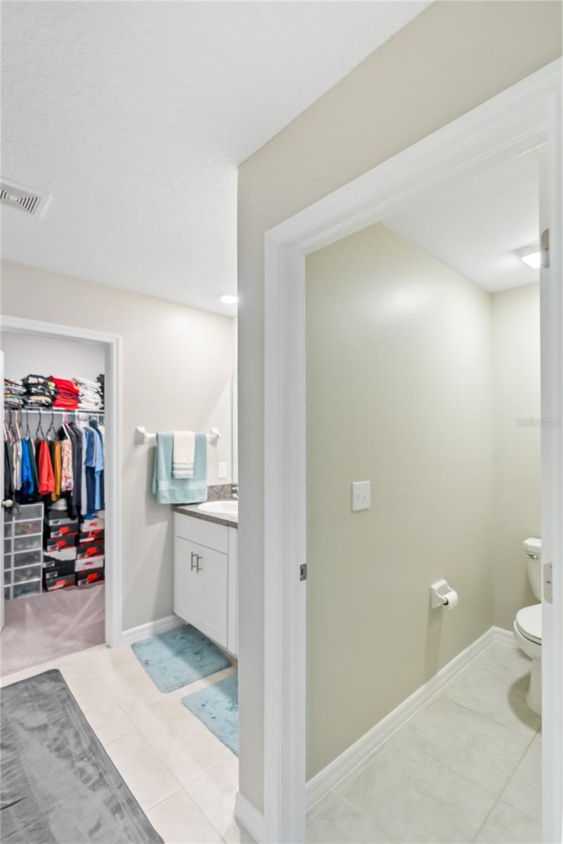 Owner's on-suite w/walk-in closet