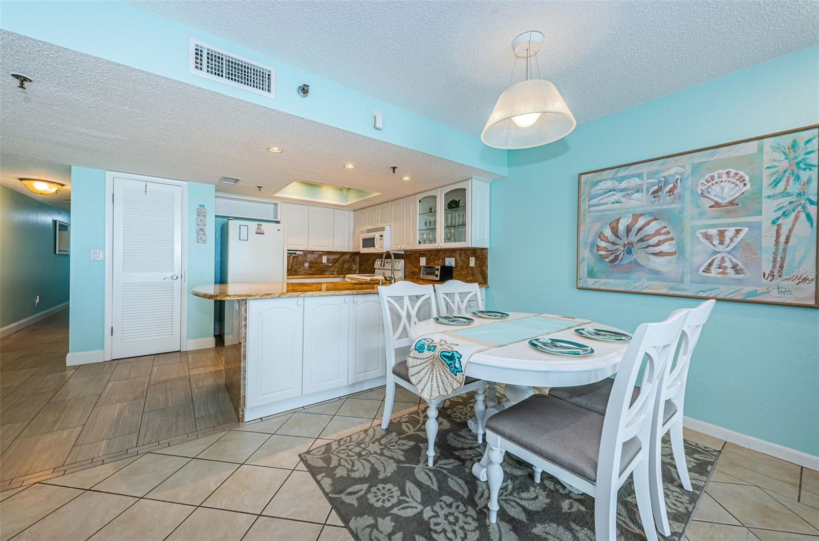 ... DINING AREA OFF KITCHEN...