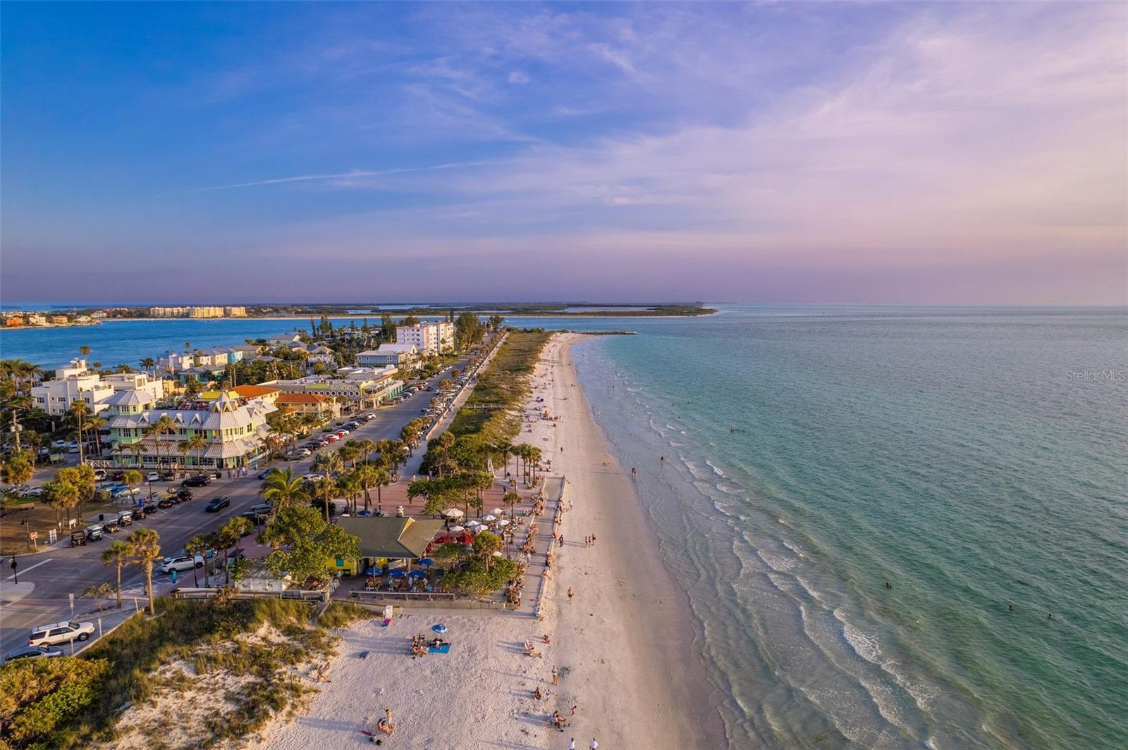Beautiful Pass-a-Grille Beach just minutes away by car or bicycle!