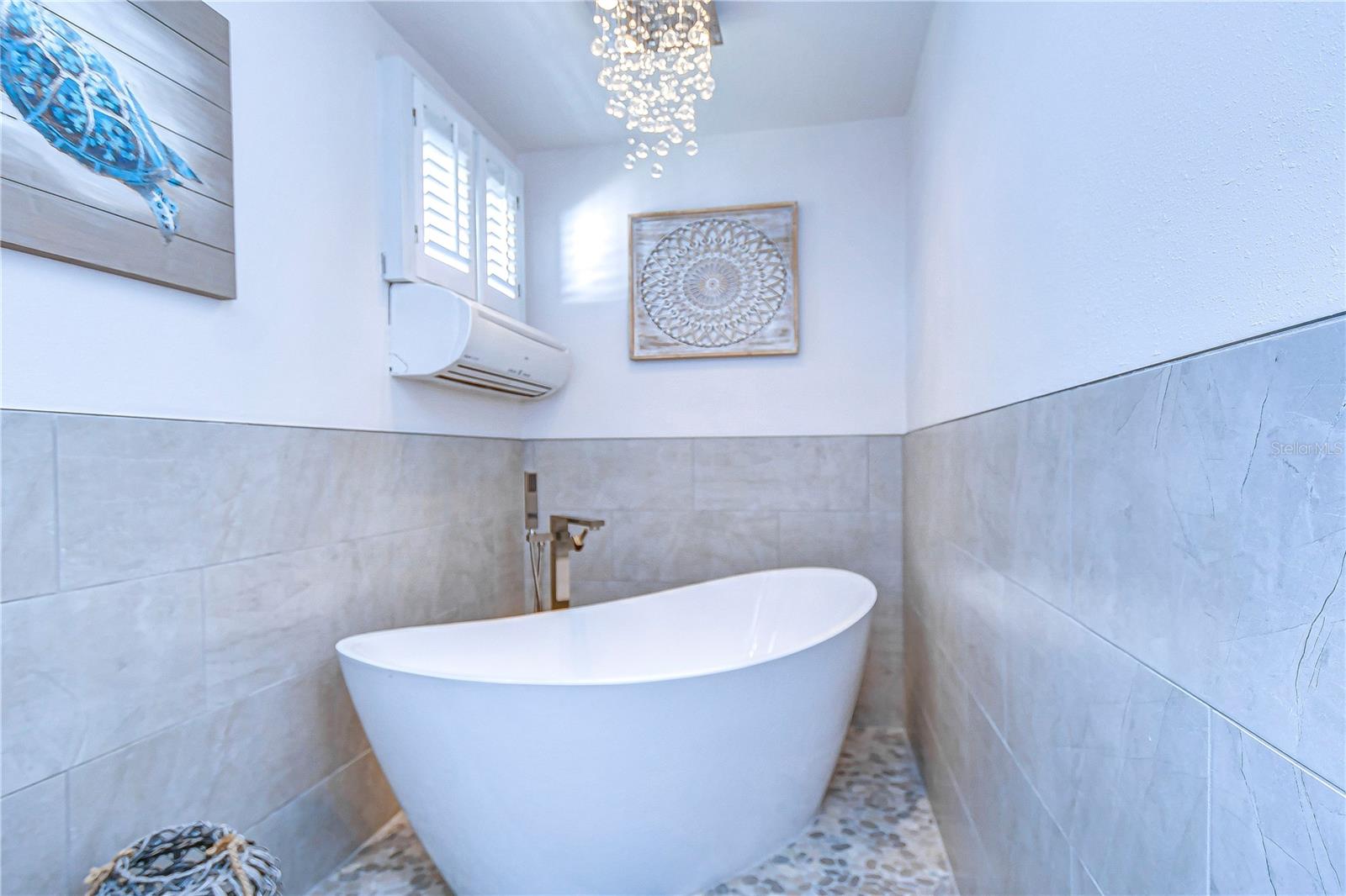 Free-standing tub in primary bath