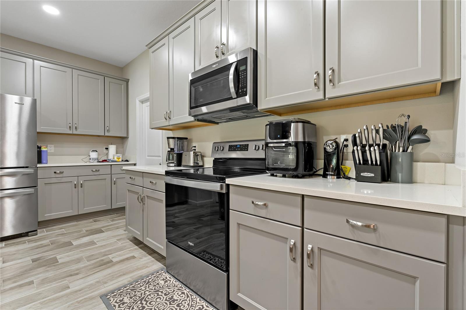All Stainless Steel Appliances With Lots of Cabinet Space