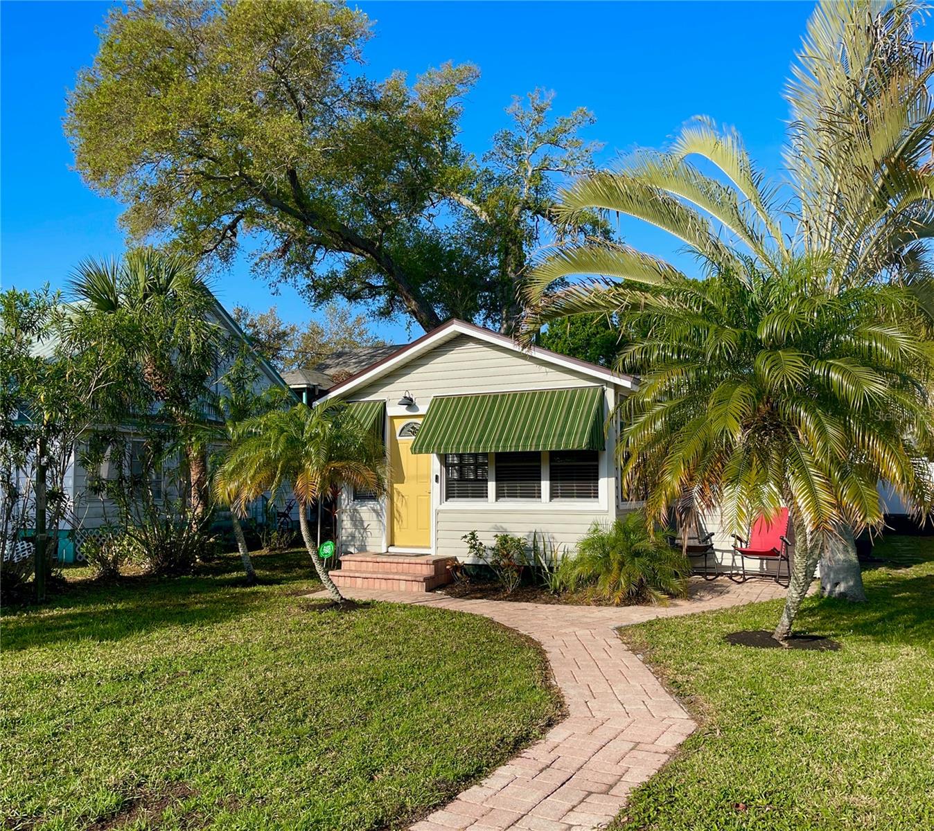 Sweet & cozy this little Gulfport beach cottage will bring you much joy over the years! Just bring your flip flops, beach towel and sunglasses and live the easy breezy Gulfport salt life today!