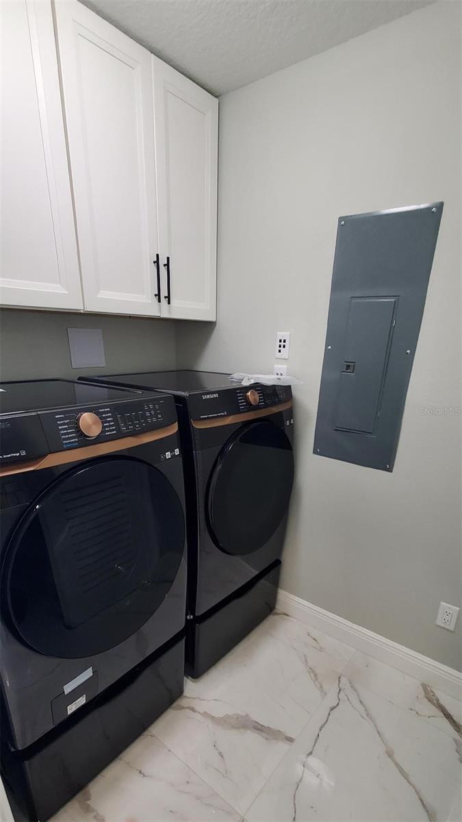 Comes with Washer/Dryer